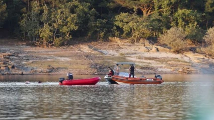 Bomberos realizan labores de búsqueda en el embalse