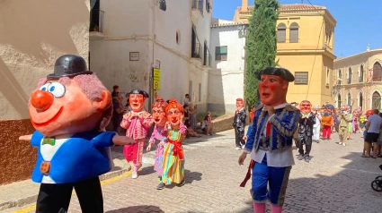 Los tradicionales Gigantes y Cabezudos toman las calles de Guadix en la Pública de las Fiestas