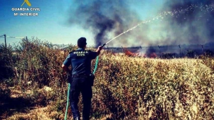 Guardia Civil ayudando en la extinción de un fuego