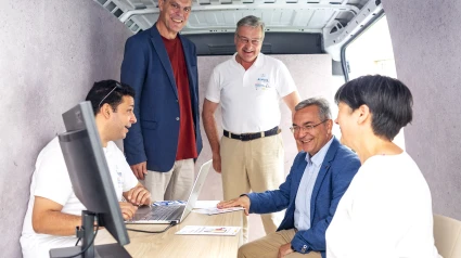 El presidente de la Diputación de Ourense, Luis Menor, con el equipo del proyecto "AcelerOU"