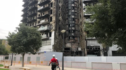 Primeros operarios del edificio calcinado de Campanar