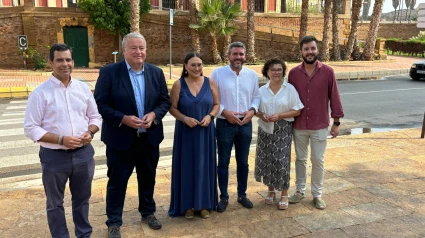 Los senadores murcianos del PP y la presidenta local del partido, Eva Reverte, ante la estación de trenes de Águilas