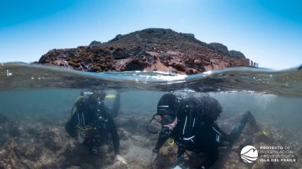 Buceadores participan en una prospección arqueológica subacuática junto a la isla de El Fraile