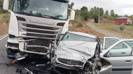 El camión transportaba bidones de pintura y mortero y choca contra el turismo