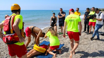 Socorristas del Plan Copla de Lorca durante un ejercicio de simulación en la cala de Calnegre