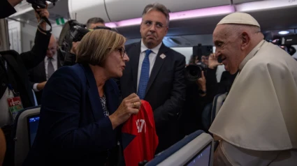 Eva Fernández en el momento en el que entrega al Papa Francisco la camiseta con el nombre de Mateo