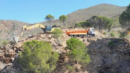 Maquinaria durante las obras de la carretera HV-5011