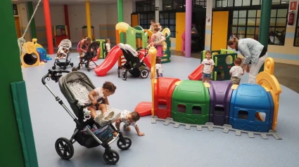 Niños jugando en una escuela infantil