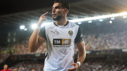 El futbolista del Valencia durante un partido con el club esta temporada.