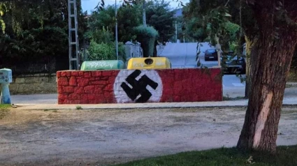 Bandera nazi pintada en un murete del Parque Central de Alpedrete