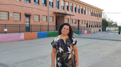 María Luisa Sánchez, directora del Colegio San Cristóbal de Lorca, en el patio de su centro escolar