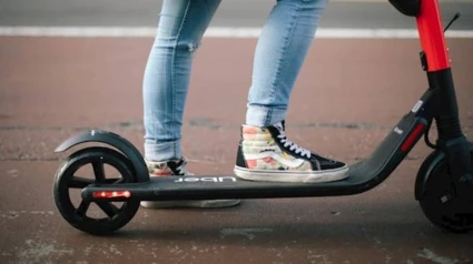 Uno de los usuarios circulaba a más de 25 kilómetros por hora con su patinete