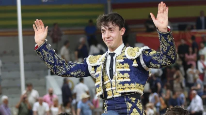 Alejandro Chicharro en su salida a hombros en Villaseca de la Sagra