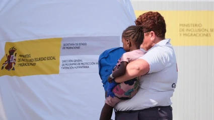 Niña atendida tras ser rescatada en un cayuco