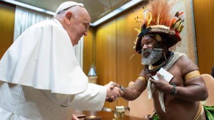 Papa Francisco con uno de los líderes indígenas de Papúa Nueva Guinea