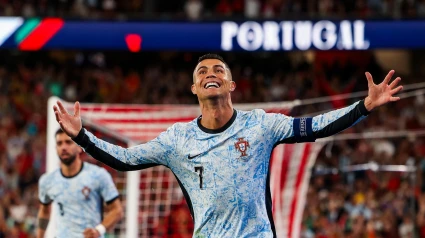 Lisbon (Portugal), 05/09/2024.- Cristiano Ronaldo of Portugal celebrates scoring the 2-0 goal, and his 900th career goal, during the UEFA Nations League group A soccer match between Portugal and Croatia, in Lisbon, Portugal, 05 September 2024. (Croacia, Lisboa) EFE/EPA/JOSE SENA GOULAO