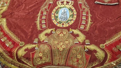 Detalle del manto de la Virgen de las Huertas confeccionado con un traje de luces