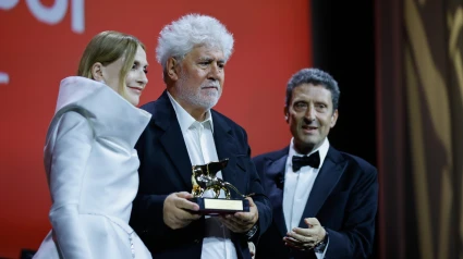 Almodovar recibe el León de Oro en Venecia