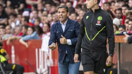 El técnico del Real Oviedo, Javi Calleja, durante el encuentro