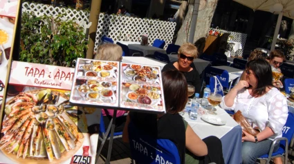 Varios clientes sentados en una terraza de Las Ramblas, en Barcelona