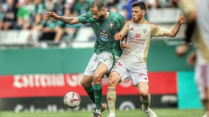 Una acción del partido entre Racing de Ferrol y Mirandés.