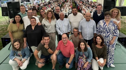 Gobierno municipal y miltantes de Terra Galega este domingo en Pedroso