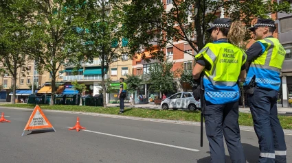 Dos agentes de Policía Municipal de Pamplona trabajando