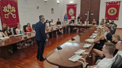 Pablo Blesa da la bienvenida a un grupo de estudiantes alemanes de la FOM