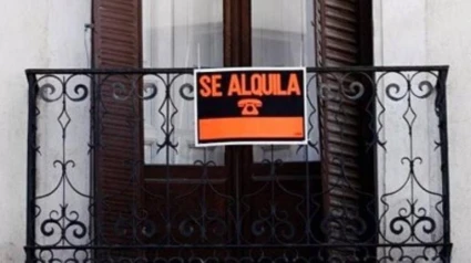 Cartel que anuncia el alquiler de una vivienda