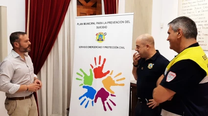 El concejal de Emergencias y técnicos de su departamento durante la presentación del plan municipal de prevención del suicidio