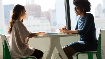 Dos chicas conversan tranquilamente