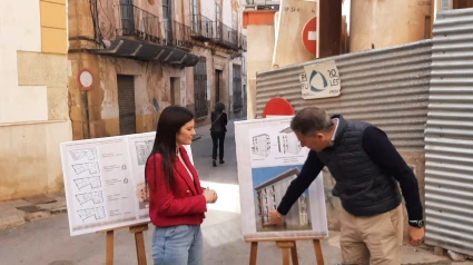 El alcalde y la concejala de Urbanismo muestran el proyecto del bloque de pisos en la calle Selgas