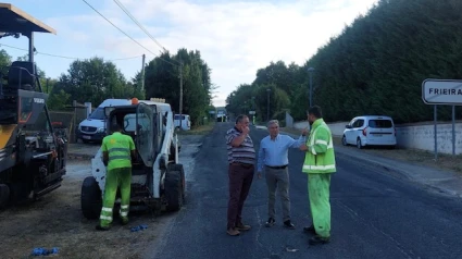 El alcalde de Pereiro de Aguiar, Luis Menor, supervisa los trabajos realizados en carreteras de este municipio