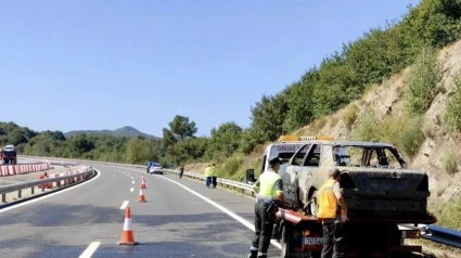 Así quedó el vehículo tras el incendio en la Autovía Rías Baixas próximo a la salida de Allariz