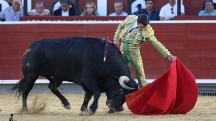 Juan Ortega toreando al natural al toro de Victoriano al que cortó una oreja