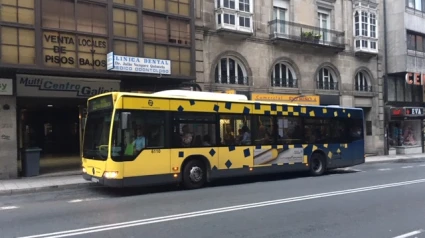 Un autobús circula por la calle Juan XIII en el centro de la ciudad de As Burgas