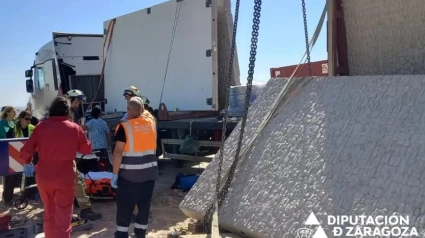 Imagen del camión que cargaba la placa de 8 toneladas que se le cayó encima al trabajador.