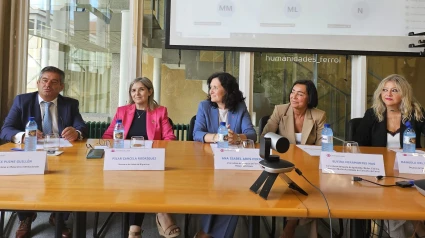 Pilar Cancela, segunda por la izquierda, durante su conferencia en el Campus de Ferrol