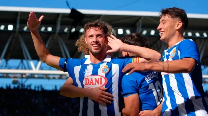 Javi Puado celebra su gol al Alavés.