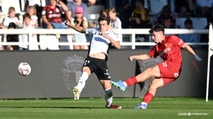 Adrián Liso dispara a puerta en la que fue la mejor ocasión zaragocista en la primera parte