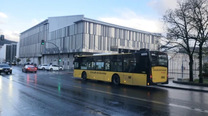 Un autobús transita por el entorno del Pabellón de Os Remedios