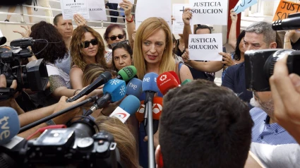 La exalcaldesa de Maracena, Berta Linares, atendiendo a los medios de comunicación