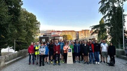 Los peregrinos preparados para salir del Puente Romano de Ourense