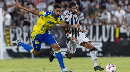 Alberto Jiménez pugna con Chris Ramos en el Castellón-Cádiz