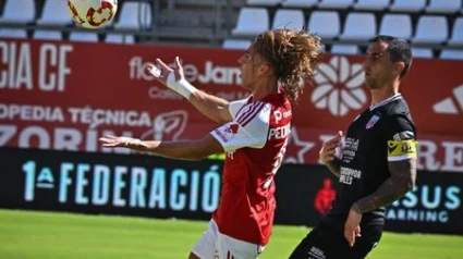 El Real Murcia alcanza el liderato