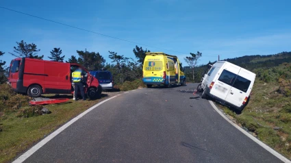 Las dos furgonetas que colisionaron en la carretera de titularidad provincial