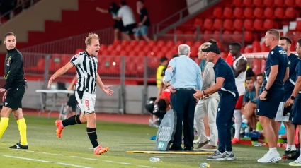 El Castellón celebra uno de los cinco goles marcados en el Estadio de los Juegos Mediterráneos de Almería