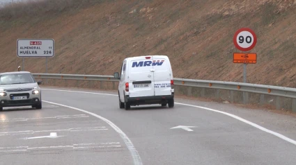 Nueva señal con el límite a 90 kilómetros por hora en la carretera N-435, en Extremadura