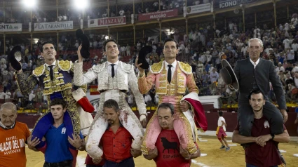 Talavante, Roca Rey, Talavante y el mayoral de Victoriano del Río, a hombros en Murcia