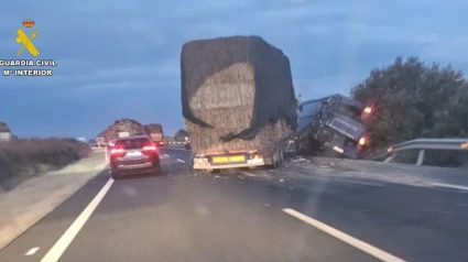 El carril derecho de la autovía está cortado al tráfico